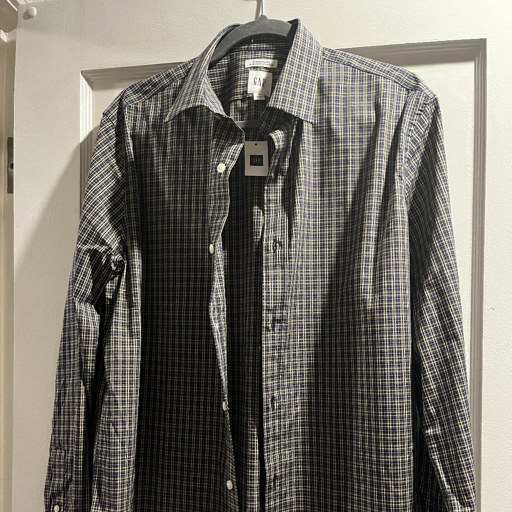Mens (M) Button Down Gap Shirt (still has tags on it)